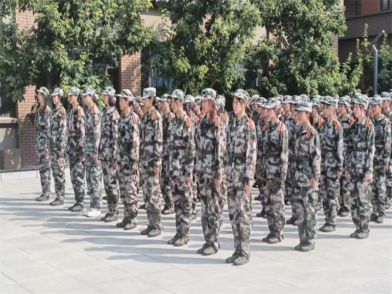 伟德国际victor19462023级新生军训风采展示 (3)