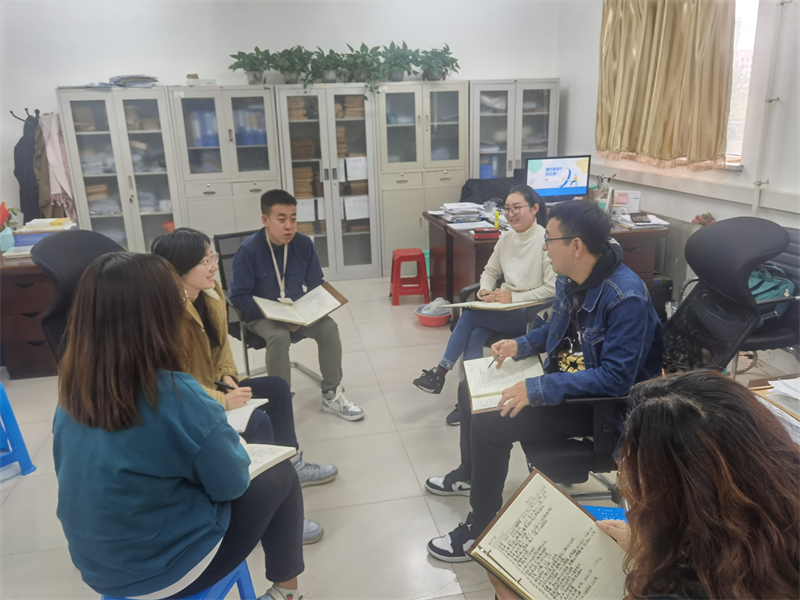 10.14管理系开展学习习近平总书记“9.28”重要讲话专题活动——“学习雷锋精神，弘扬师德师风”座谈会