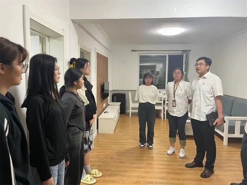 关爱到家，情满社区---伟德国际victor1946开展新生公寓走访活动 (2)