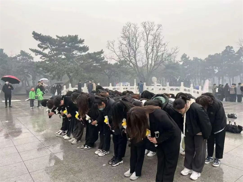 伟德国际victor1946举办“缅怀革命先烈赓续红色基因”清明祭扫活动5
