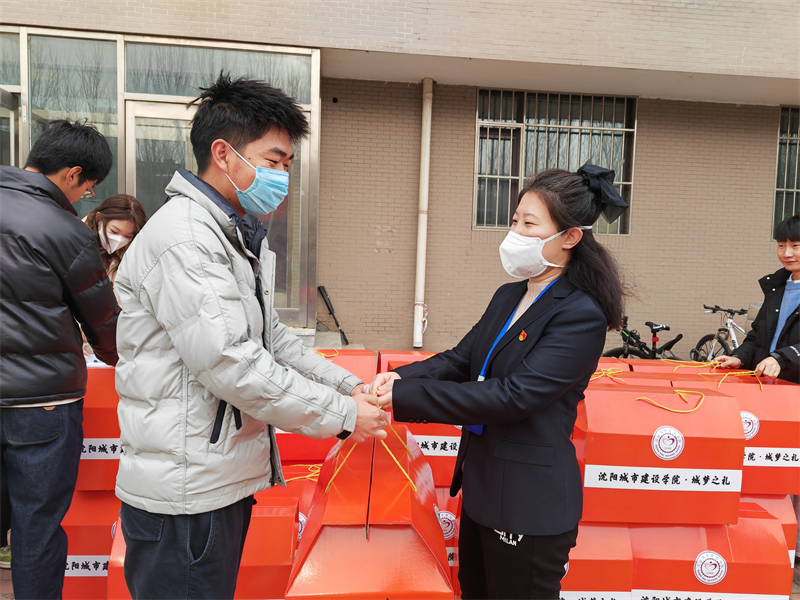 伟德国际victor1946发放“爱心大礼包”