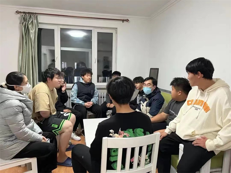 情系学子,“寓”见温暖——伟德国际victor1946领导班子深入走访学生寝室