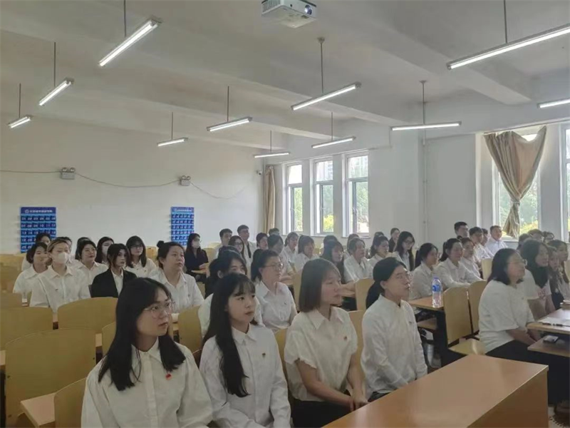 伟德国际victor1946组织2023届毕业生开展“最后一堂爱国主义教育课”活动
