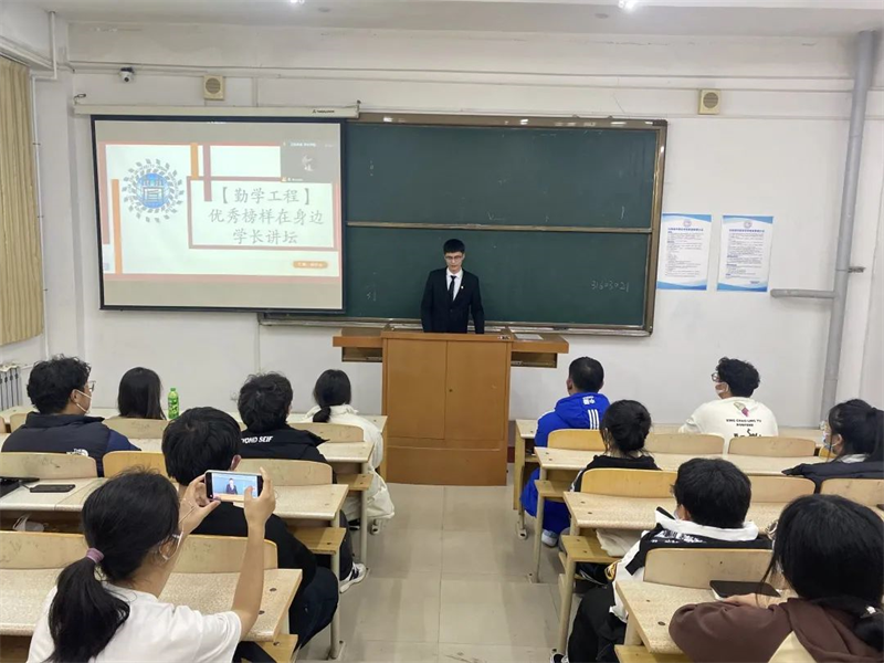伟德国际victor1946开展“优秀榜样在身边——学长讲堂”活动