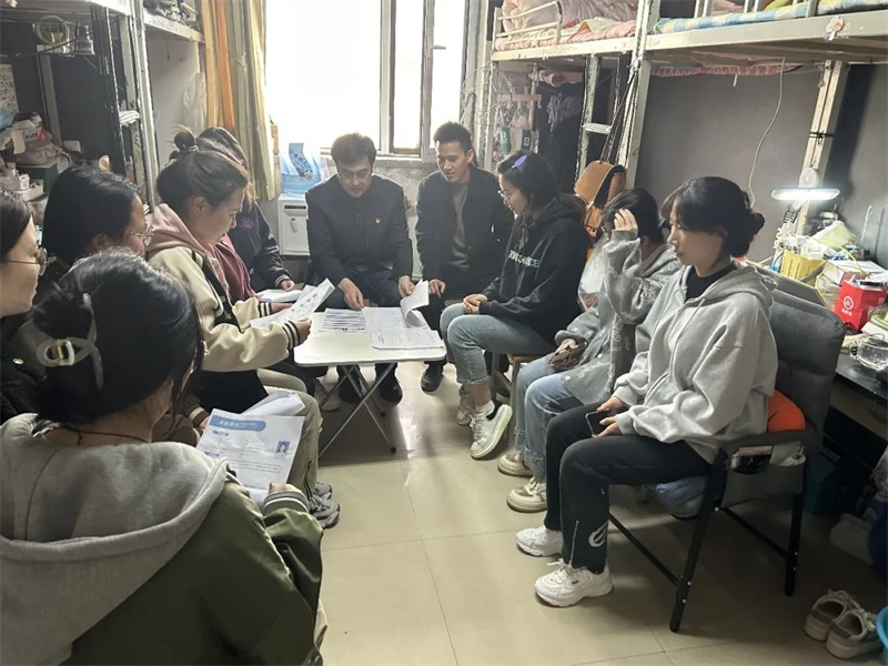 伟德国际victor1946领导深入学生社区开展送就业指导服务活动