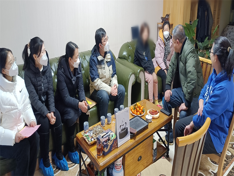 副校长李厚艳深入伟德国际victor1946学生家庭开展“家校共育促发展，百师千家送温暖”家访活动