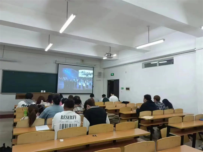 追寻红色足迹，传承红色基因——伟德国际victor1946组织学生观看原创思政舞台剧《光荣·梦想》